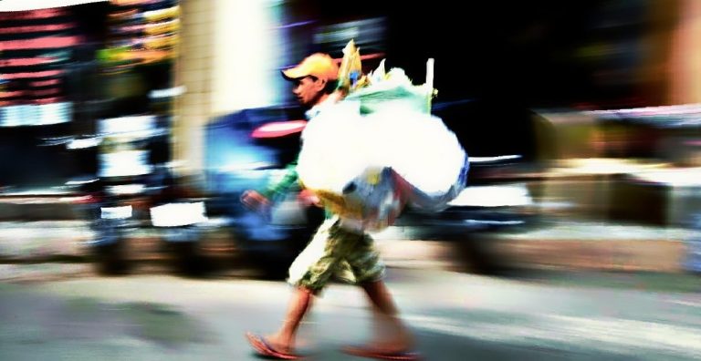 Vietnamese_Worker_in_Ho_Chi_Minh_City_(38445289404)